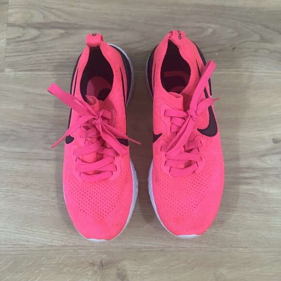 Nike Epic React Flyknit 2 in Pink with Black Details - Picture 3 of 5